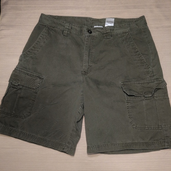 Army Green Columbia Cargo Shorts - Picture 1 of 5